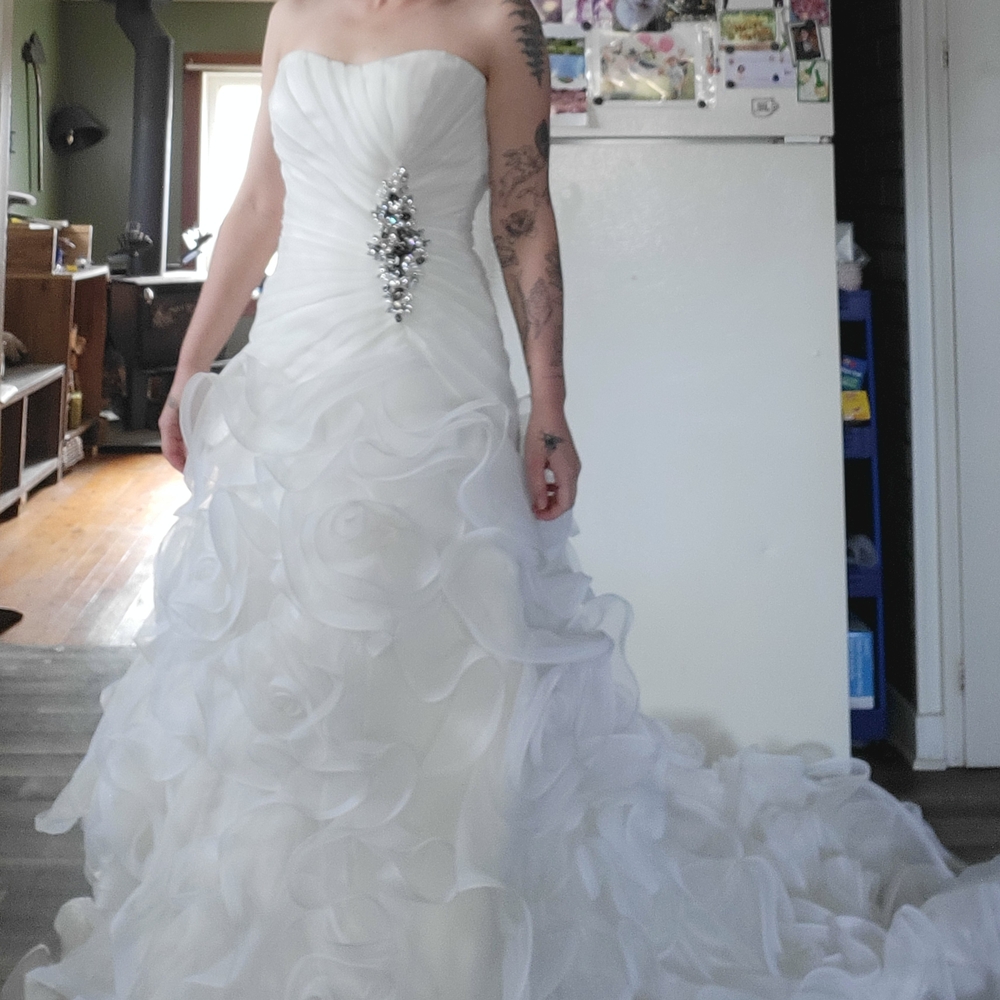 Elegant White Strapless Wedding Dress